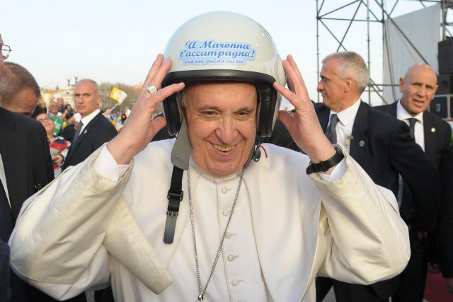 «Το κράνος σώζει» λέει ο Πάπας και δίνει το ιερό παράδειγμα